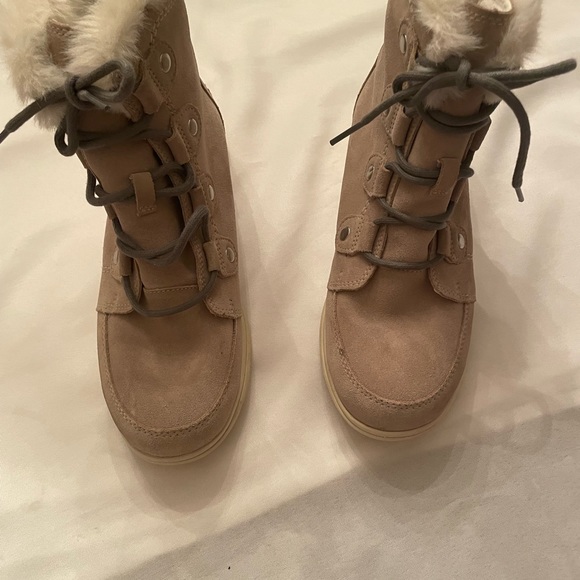 Sorel Women’s Beige Mid Calf Lace Up Winter Boots Size 10.  Barely worn! - Picture 6 of 9